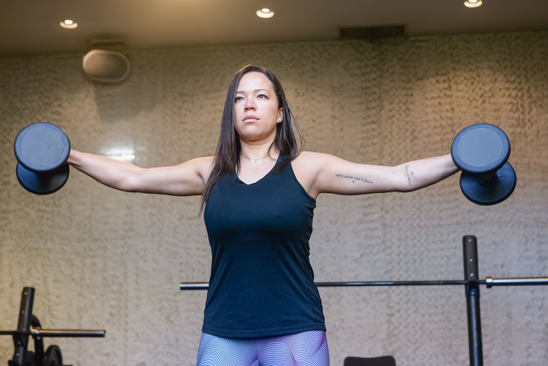 Mujer entrenando con mancuernas