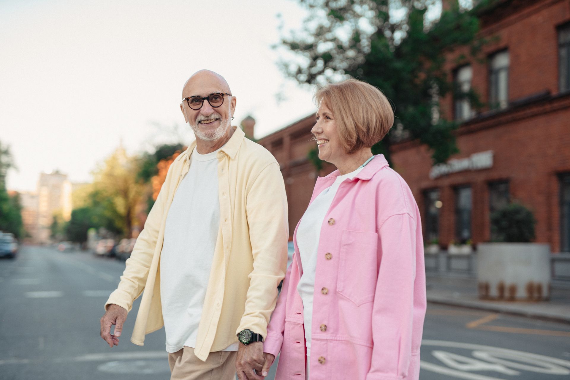 Pareja de personas mayores paseando con buen ánimo