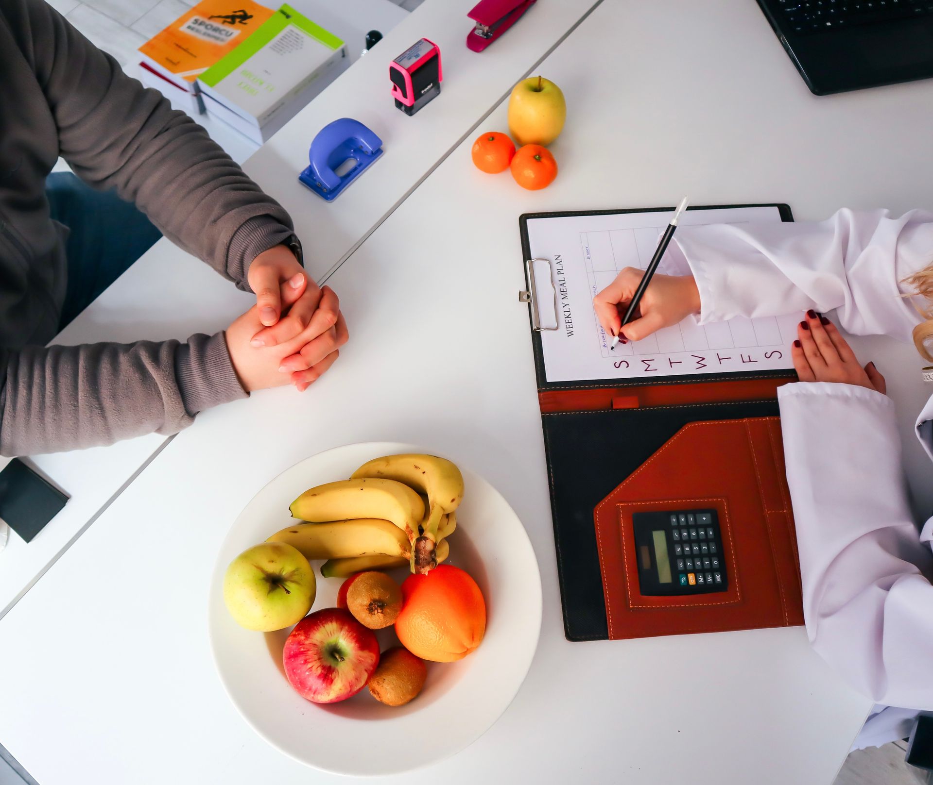 Plan de alimentación con fruta fresca sobre la mesa